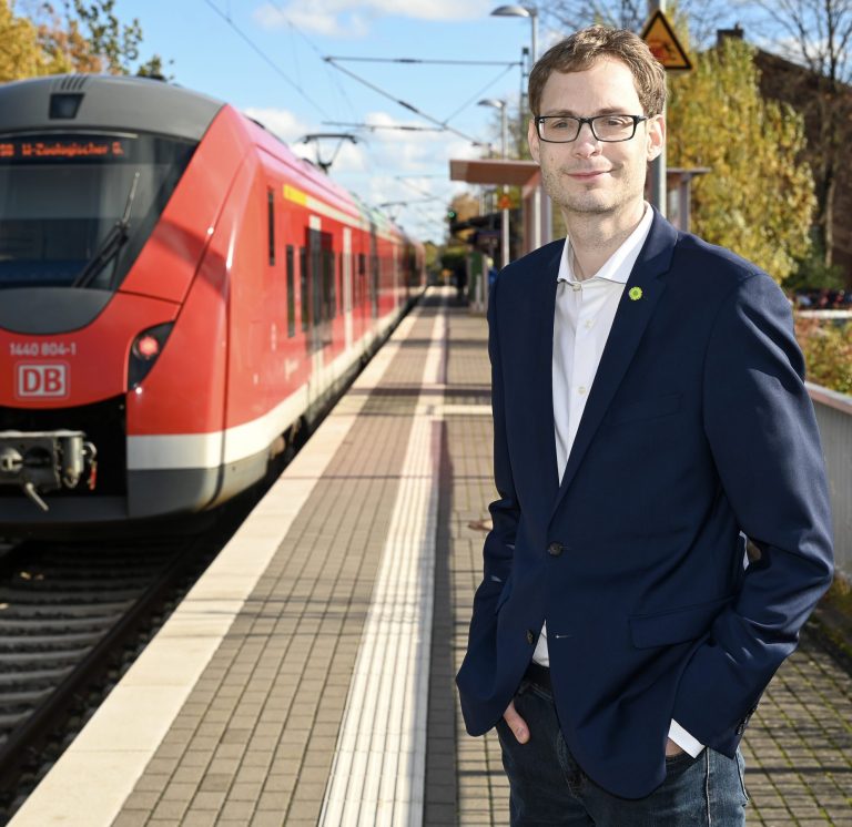 Stillstand auf der Schiene: Simon Rock (GRÜNE) kritisiert Ungewissheit bei S-Bahn-Ausbau